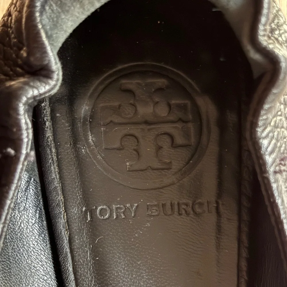 $225 TORY BURCH Reva Ballet Flats Pebbled Leather Logo Medallion Black SZ 6M EUC